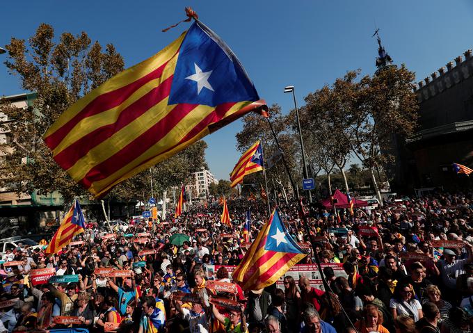 "Niste sami," so vzklikali podporniki odstavljenih članov katalonske vlade. | Foto: Reuters