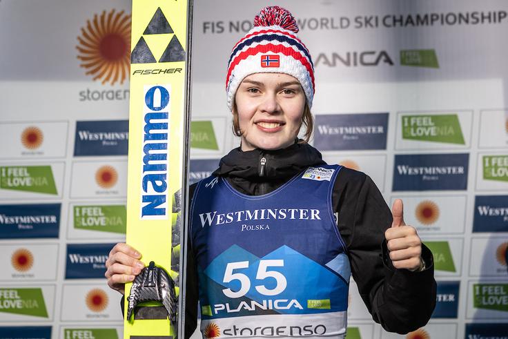 Anna Odine Ström se na srednji skakalnici znajde odlično, a krog favoritinj je širok. | Foto: Sportida