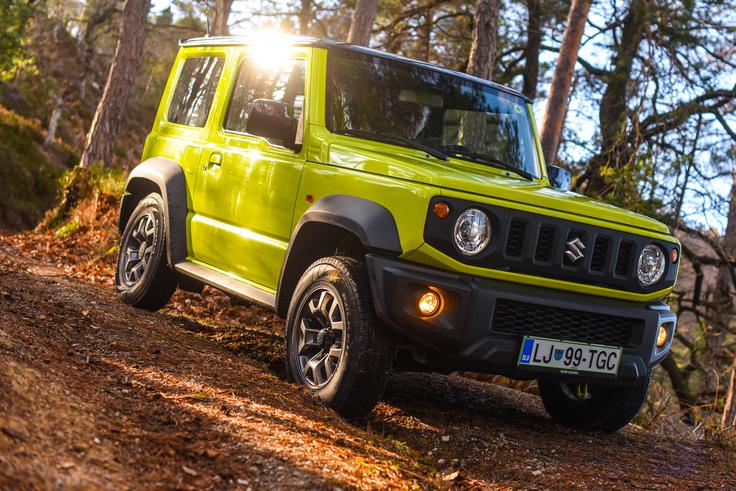 Novi jimny se s svojo majhnostjo najbolj izkaže na gozdnih bob stezah, z močnejšim motorjem pa se še lažje od predhodnika spopada s terenskimi strminami. | Foto: Gašper Pirman