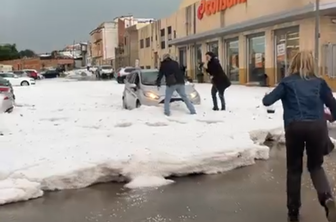 Močna nevihta prizadela Valencio: ulice zasute s plastmi toče #video