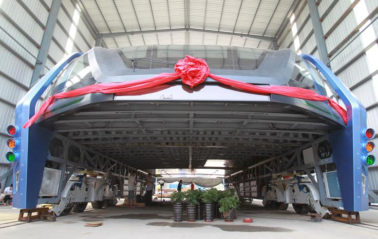 Vozilo transit elevated bus (TEB) je dolgo 22 metrov, široko je 7,8 metra in visoko 4,8 metra.  | Foto: Reuters