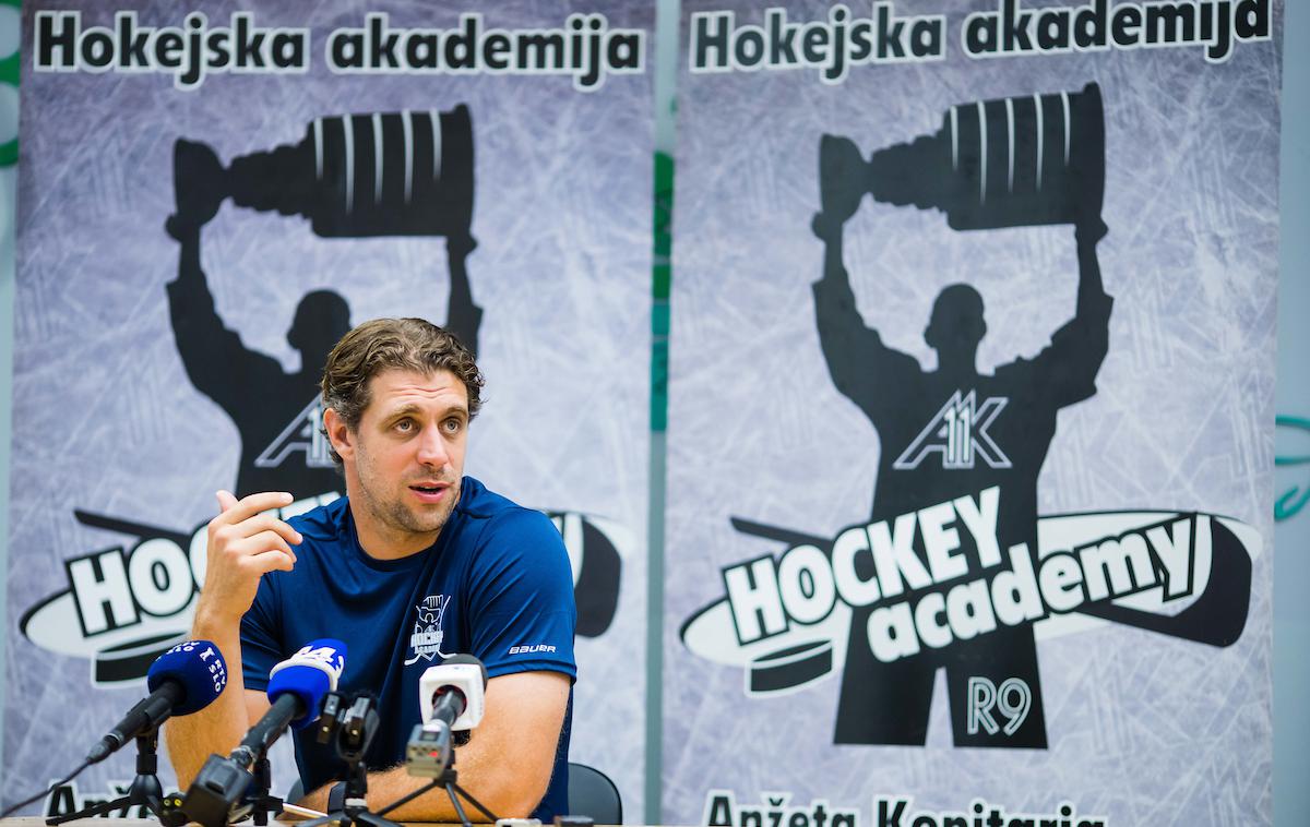 Anže Kopitar, hokejska akademija, Bled 2023 | Anže Kopitar se te dni mudi na Bledu, kjer v sodelovanju s Tomažem Razingarjem gosti osmo izvedbo hokejske akademije. | Foto Grega Valančič/Sportida