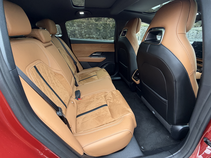 Prostora zadaj je veliko, položaj stopal nog pa bo precej visok. | Foto: Gregor Pavšič