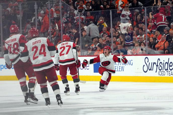 Carolina Hurricanes | Hokejisti Carolina Hurricanes so izkoristili že prvi zaključni plošček. | Foto Reuters