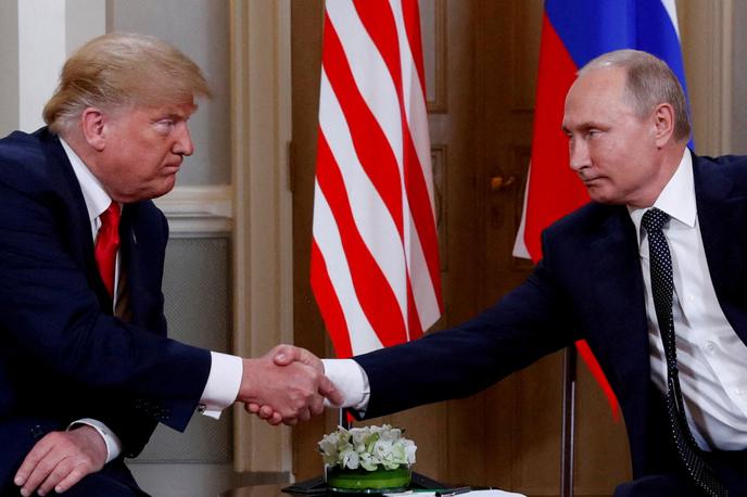 Donald Trump in Vladimir Putin | Ameriški predsednik Donald Trump in ruski predsednik Vladimir Putin sta danes o razmerah o Ukrajini govorila po telefonu. Fotografija je iz leta 2018, z njunega srečanja v Helsinkih. | Foto Reuters