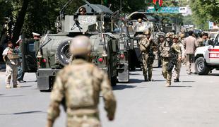 Mesto na vzhodu Afganistana pretresli bombni napadi in streljanje