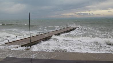 Bližata se dve fronti, ponekod napovedane nevihte s sodro