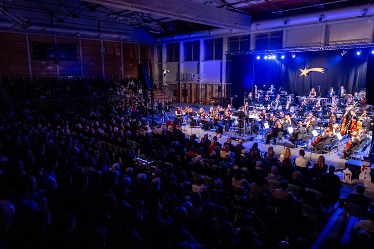 Program bo povezal mogočna simfonična dela, zborovsko petje in glasbene spomine na začetke orkestra. | Foto: Valter Leban