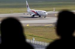 Malezijsko letalo padalo hitreje kot 450 kilometrov na uro