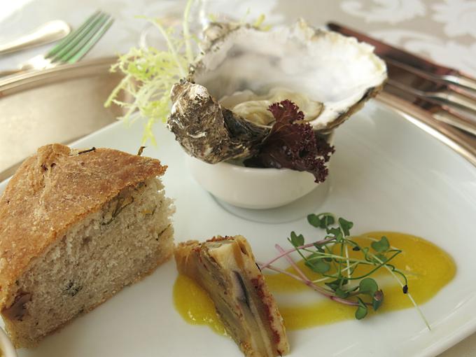 Pozdrav iz kuhinje: omleta z jajčevci, ostriga ter kruh z orehi in pehtranom | Foto: Miha First