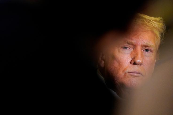 James George Stavridis je v svoji kolumni za Bloomberg naslovil tudi pogoste napačne trditve Donalda Trumpa in nekaterih njegovih podpornikov, da zveza Nato v preteklosti ni podpirala Združenih držav Amerike. "To ne zdrži resne presoje," je zapisal. "Po terorističnih napadih 11. septembra 2001 so se zavezniki odzvali hitro in odločno. Že v nekaj dneh so evropska bojna letala patruljirala nad ameriškim zračnim prostorom, ladje pa so bile napotene v Atlantik. Šlo je za prvo aktivacijo znamenitega 5. člena Severnoatlantske pogodbe, ki določa, da napad na eno članico pomeni napad na vse. Ta solidarnost se ni končala z začetnim odzivom, temveč je trajala skozi celotno obdobje globalne vojne proti terorizmu. Evropske države so skupaj z ZDA sodelovale v vojaških operacijah v Afganistanu in Iraku ter bile aktivno vključene v dvajsetletni konflikt. Zavezništvo je v Afganistanu na vrhuncu štelo več deset tisoč vojakov, evropski partnerji pa so prispevali pomemben delež sil in nosili visoko ceno v človeških življenjih. Države, kot sta Združeno kraljestvo in Danska, so glede na število prebivalcev utrpele primerljive izgube kot ZDA, kar potrjuje globino njihove zavezanosti skupnim ciljem." | Foto: Reuters