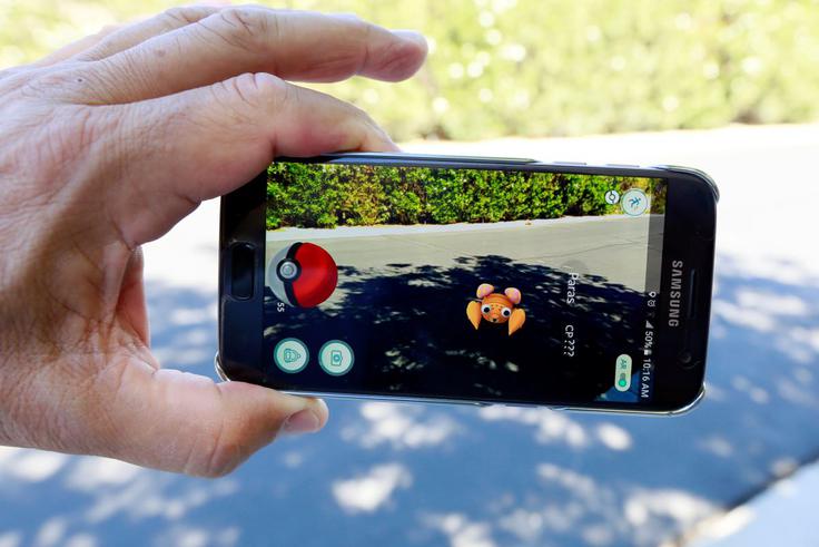 Nintendo pripravlja tudi pametno zapestnico, ki bo igralce opozarjala, da so v bližini divji Pokemoni.  | Foto: 