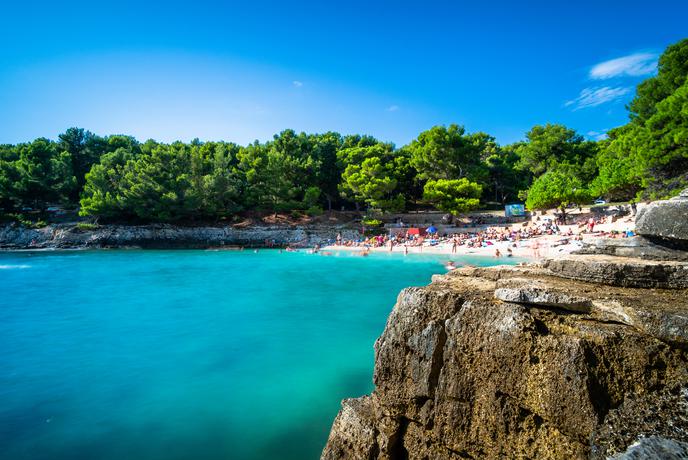 V Pulju na plažah prepovedali nudizem in žgane pijače