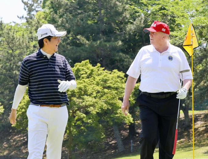 Med igranjem golfa z japonskim premierjem Shinzom Abejem si je vzel čas za Twitter. | Foto: Reuters