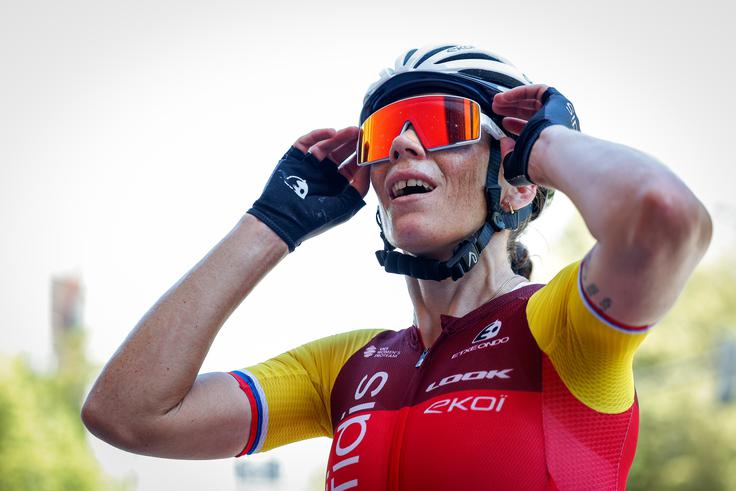 Eugenia Bujak je bila 35 km pred koncem vpletena v padec, a nadaljevala in etapo končala na 135. mestu v času zmagovalke. | Foto: Luka Kotnik