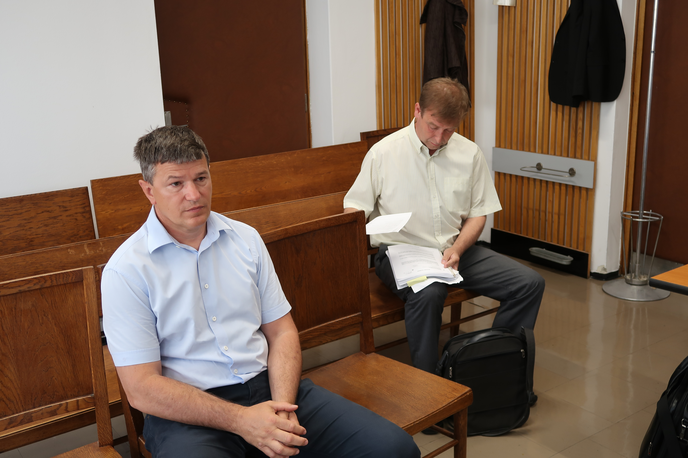 Uroš Rotnik in Andrej Palovšnik (desno) | Na sojenju nekdanjemu direktorju Teša Urošu Rotniku in soobtoženima je sodnica odločila, da se postavi izvedenec finančne stroke za privatizacijo. | Foto STA
