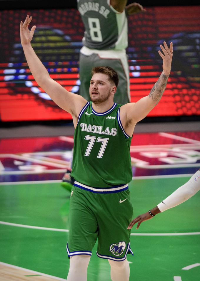 Luka Dončić v zadnjih dveh mesecih za tri točke zadane skoraj vsak drugi met. | Foto: Reuters