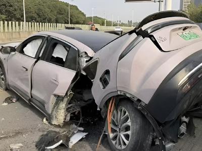 Kaj se je zgodilo? Kitajski limuzini je odtrgalo cel zadek. #foto