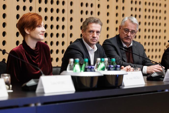 Koalicijski vrh na Brdu pri Kranju | Rezultat referenduma je za političnega in družbenega analitika Marinka Banjaca presenečenje, saj so merjenja javnega mnenja kazala podporo zakonu. | Foto STA