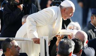Papež praznuje, v Vatikanu veliko slavje (video)