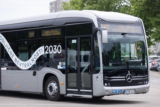 Avtobus "nosi" dve tehnologiji - električni pogon in vodikov podaljševalnik dosega. | Foto: Aleš Beno