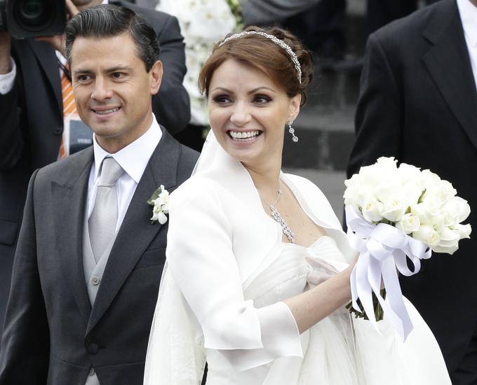 Mehiški mediji so Angelicino poroko s tri leta starejšim Enriquejem razglasili za mehiško poroko stoletja. | Foto: Reuters