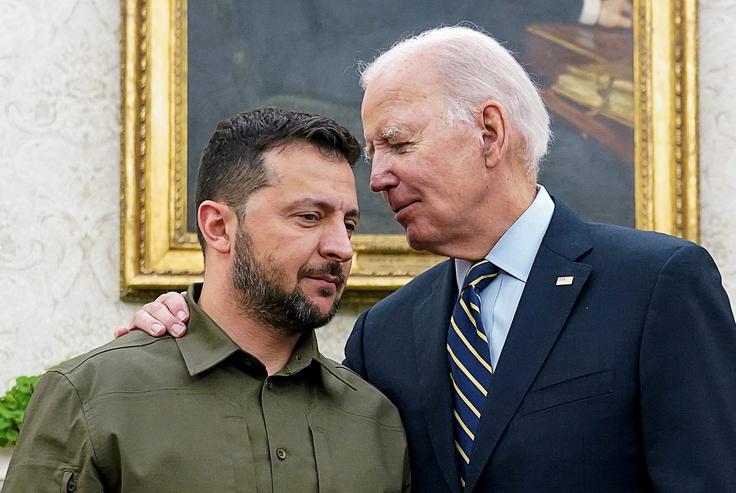 Ruski internetni plačanci, ki upravljajo tako imenovane tovarne lažnih profilov, prek katerih se izdajajo za prebivalce evropskih in drugih držav, na družbenih omrežjih pogosto delijo tudi trditve, da je Volodimir Zelenski marioneta Zahoda v vojni proti Rusiji oziroma da deluje po navodilih Združenih držav Amerike (na fotografiji je v družbi predsednika ZDA Joeja Bidna). | Foto: Reuters