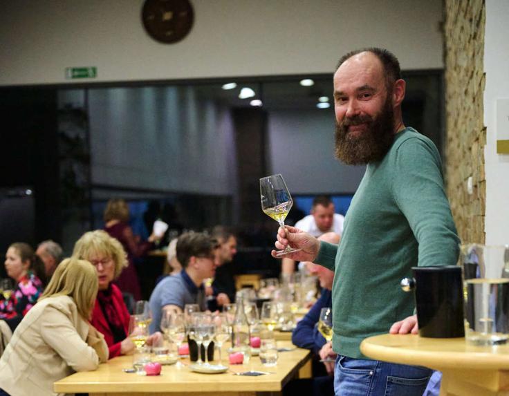 "Martinovo je praznik vina, a prav tako praznik hrane, ki se z njim dobro ujame. Jesenske jedi so bogate, krepke in močneje začinjene, zato temu prilagodimo tudi izbor vina," pojasnjuje enolog Zlatega griča Sašo Topolšek. | Foto: Zlati grič