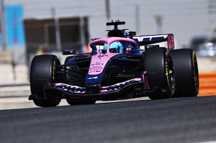 Francoski Renault je opustil razvoj motorjev za formulo 1, tako njihova ekipa Alpine po novem uporablja Mercedesove pogonske sklope in se tako nadeja boljših rezultatov. | Foto: Reuters