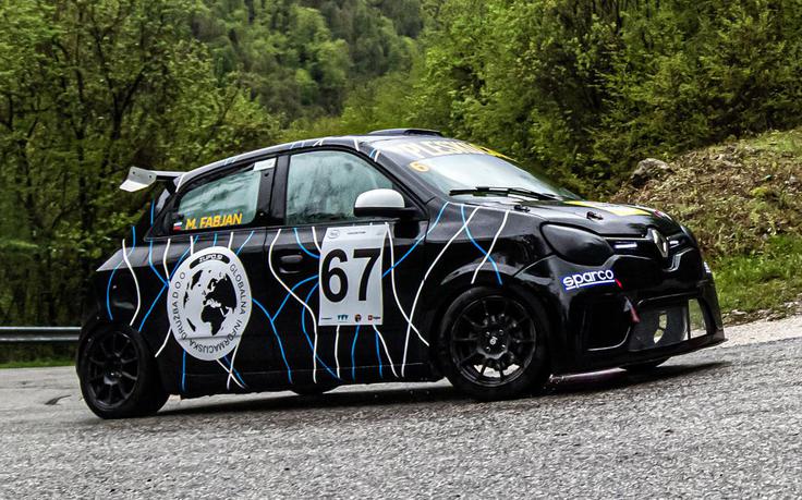 Miha Fabijan vodi v zelo izenačeni konkurenci pokala Twingo, kjer bo na štartu spet več kot 20 tekmovalcev. | Foto: Uroš Modlic