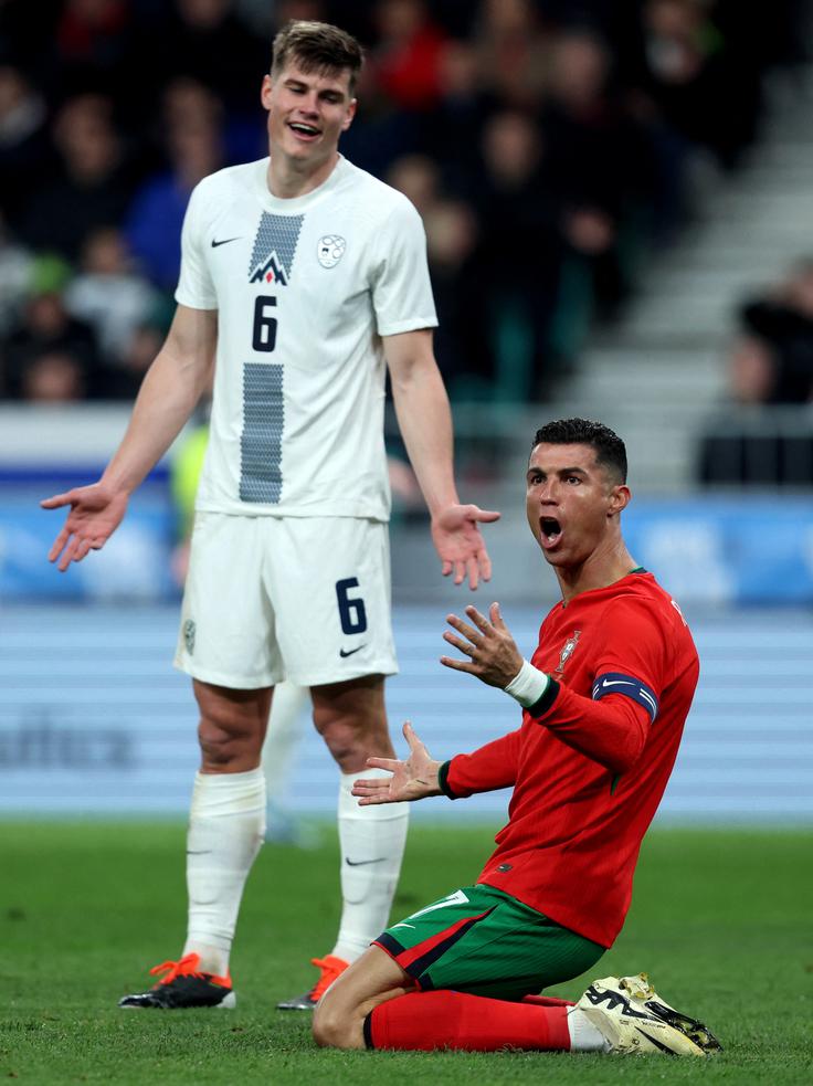 Cristiano Ronaldo prave priložnosti v prvem polčasu ni imel, si je pa večkrat želel pomoči sodnikov. | Foto: Reuters