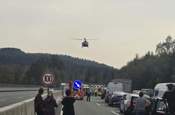 Tragedija na primorski avtocesti: umrle tri osebe, policisti reševali ujeta vozila #foto