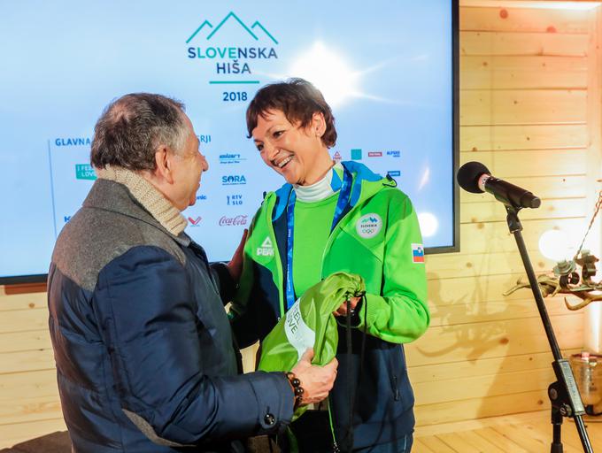 V Slovenski hiši so mu za protokolarno darilo pripravili komplet slovenske navijaške olimpijske opreme v zeleni barvi. | Foto: Stanko Gruden, STA