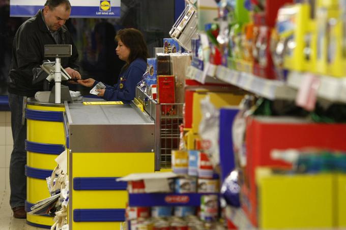 Zaposleni v trgovinah so še vedno med najbolj izpostavljenimi posamezniki, ki zaradi narave dela v času epidemije ne morejo ostati doma. | Foto: Reuters