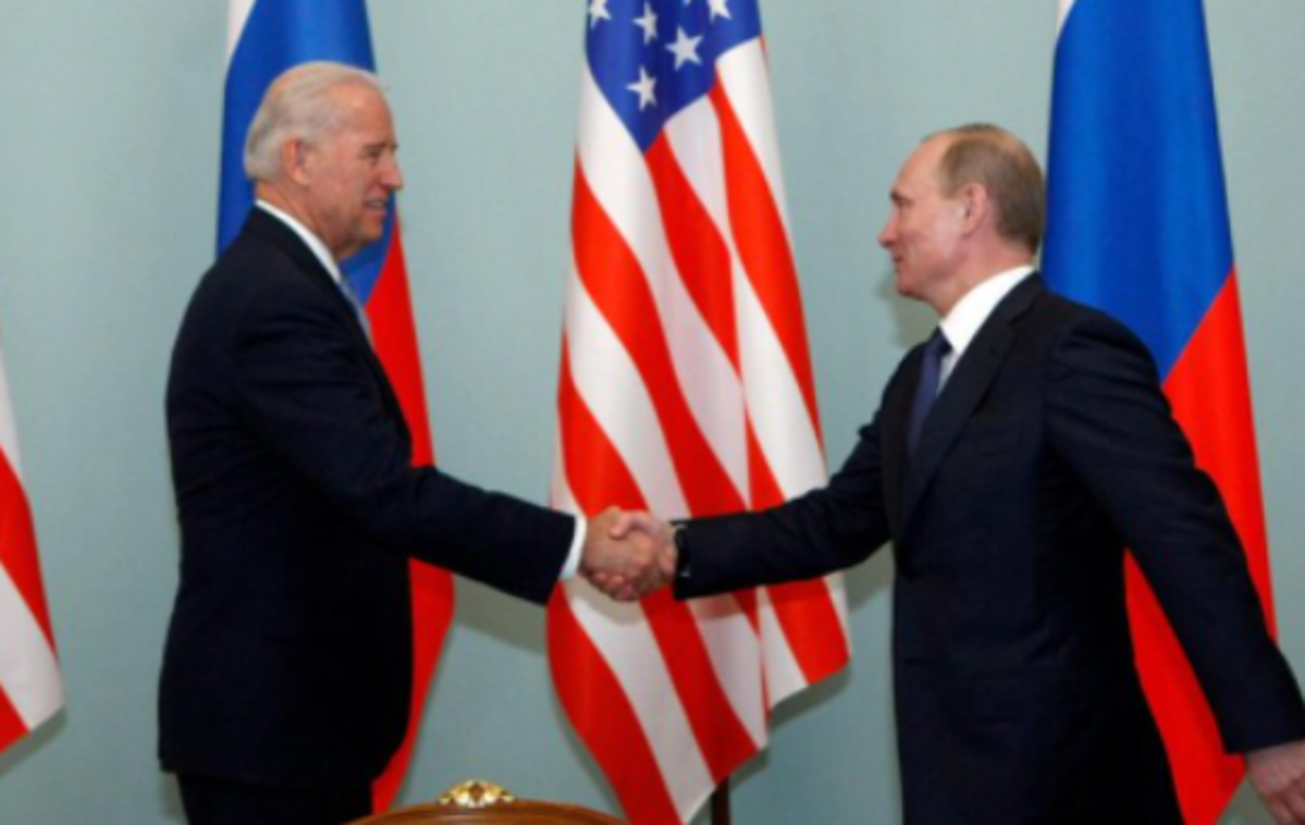 bIDEN IN pUTIN | Američan je Rusu zagrozil z doslej najbolj bolečimi sankcijami, če si bo drznil napasti Ukrajino. | Foto Twitter