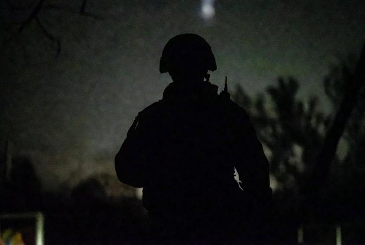 Ruski vojaki na fronti v Ukrajini so v prvih desetih dneh februarja doživeli kar dva huda komunikacijska udarca – ob satelitskem internetu Starlink, ki je povsem nehal delovati, je ruska vlada zdaj začela omejevati še komunikacijsko aplikacijo Telegram, ki je za ruske vojake kritičnega pomena za hitro obveščanje o dogodkih na bojišču. | Foto: Grok / Umetna inteligenca