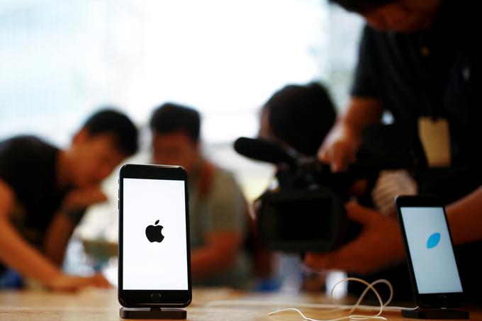 iPhone 7 se nam po nekaj dneh uporabe zdi hitrejši od lanskih modelov iPhone 6S in iPhone 6S Plus. Glede zmogljivosti na tem področju se brez težav meri z najhitrejšimi telefoni svoje generacije, kot so Samsung Galaxy S7, OnePlus 3, HTC 10.  | Foto: Reuters