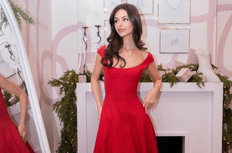 Praznična eleganca po vzoru Kire Kirby: stajling, ki vas bo zagotovo navdušil