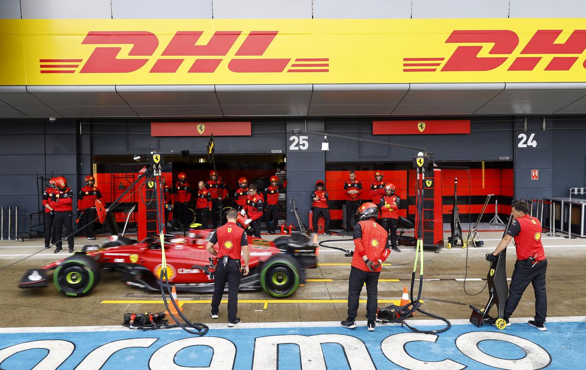 Silverstone Sainz Ferrari | Najhitrejši čas petkovih treningov je odpeljal Carlos Sainz s Ferrarijem. | Foto Reuters