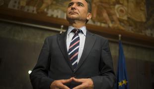 Minister Veber naj bi želel menjave v vrhu vojske