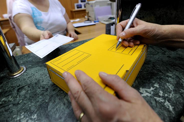 Ivana Vrviščar največji potencial za rast Pošte Slovenije vidi v paketih, e-trgovini in celovitih regionalnih logističnih rešitvah. Ob tem opozarja, da bo za nadaljnjo rast pomembno ustvariti pogoje, v katerih bo lahko Pošta izvajala nujno preobrazbo in vlagala v svojo konkurenčnost. Hkrati opozarja na dvojno vlogo Pošte Slovenije, ki poleg nastopa na odprtem, komercialnem trgu zagotavlja tudi univerzalno poštno storitev in vzdržuje dostopnost omrežja tudi tam, kjer to po tržnih merilih ni ekonomsko upravičeno. Po njenem mnenju je zato potreben jasen dogovor z državo o tem, katere javne storitve mora Pošta zagotavljati in kako se bodo te dolgoročno financirale. "Pošta Slovenije ne potrebuje državne injekcije. Potrebuje jasen dogovor z državo: kaj mora zagotavljati v javnem interesu, pod kakšnimi pogoji in kako se ta javna funkcija financira. Tako bomo lahko hkrati ohranili dostopnost storitev po vsej Sloveniji in investirali v konkurenčnost Pošte Slovenije prihodnosti." | Foto: STA