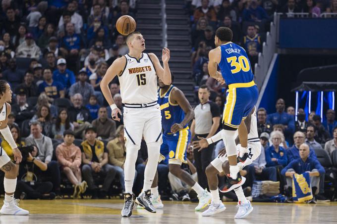 Nikola Jokić in Stephen Curry, glavna protagonista obračuna, po katerem se je veselil prvi, ki je vknjižil nov trojni dvojček. | Foto: Guliverimage/Vladimir Fedorenko