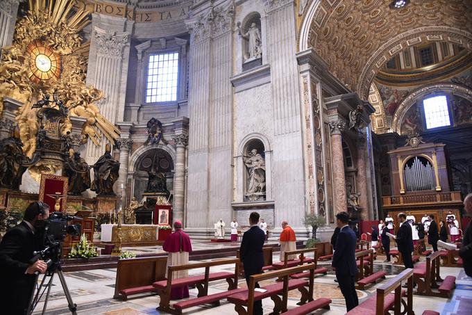 Papež je sveto mašo vodil v Baziliki sv. Petra brez vernikov. | Foto: Reuters