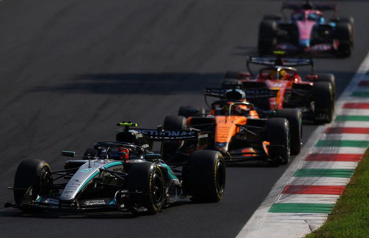 Lewis Hamilton ni bil tako hiter kot Mercedesova in McLarnova dirkača. | Foto: Reuters