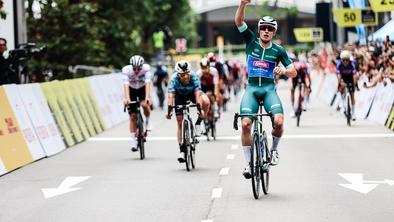 Sproščeni Pogačar kar med dirko kramljal z amaterjem, v sprintu pa … #video