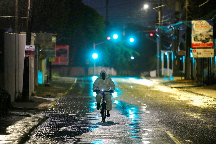 Orkan Melissa Čeprav je bil orkan v ponedeljek popoldne še daleč od obale Jamajke, so močni vetrovi že ruvali drevesa, rušili daljnovode in sprožali plazove.  | Foto: Reuters