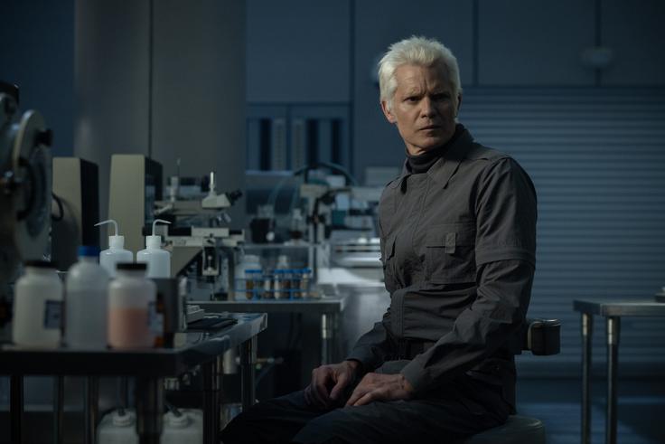 Timothy Olyphant igra androida Kirsha, vodjo raziskav za Prodigy. Čeprav zmeraj ravna po navodilih ustanovitelja podjetja, ne gre spregledati, kako deluje vse bolj na lastno pest, podobno kot android David (v podobi Michaela Fassbenderja) v filmih Prometej in Osmi potnik: Zaveza.  | Foto: Profimedia