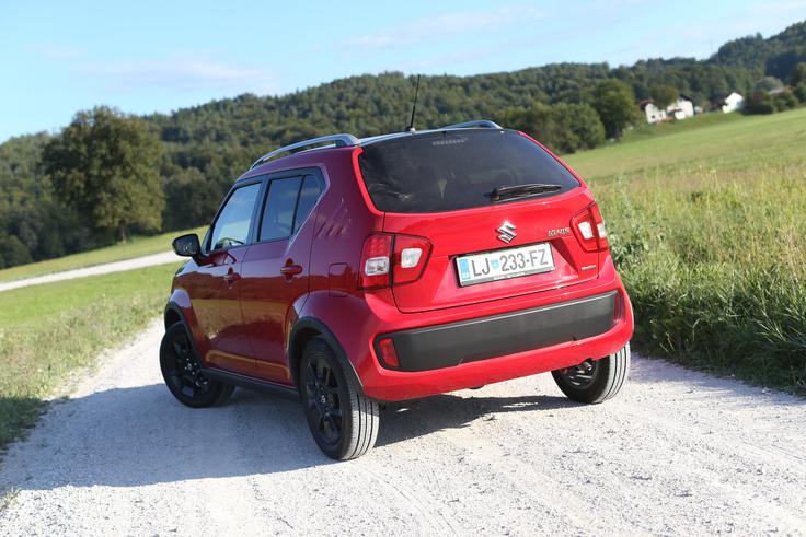 Črno ostrešje za 650 evrov je bil edini element dodatne opreme našega testnega suzukija. | Foto: Gregor Pavšič