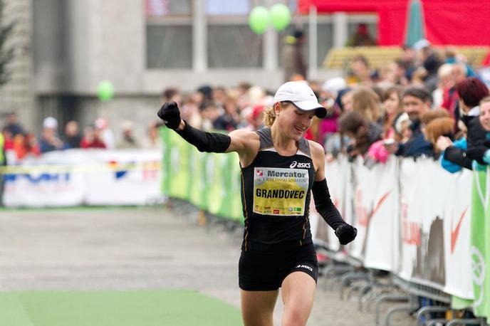 Daneja Grandovec | Nekdanja slovenska atletinja Daneja Grandovec je ena od treh Slovenk, ki so na ljubljanskem maratonu slavile zmago na najdaljši razdalji. To ji je uspelo na svojem prvem maratonu leta 2005, ko si je nevede tlakovala pot do olimpijskih iger 11 let pozneje, na katerih se ji ni izšlo po željah. Fotografija je z ljubljanskega maratona 2011, ko je končala na šestem mestu. | Foto Vid Ponikvar