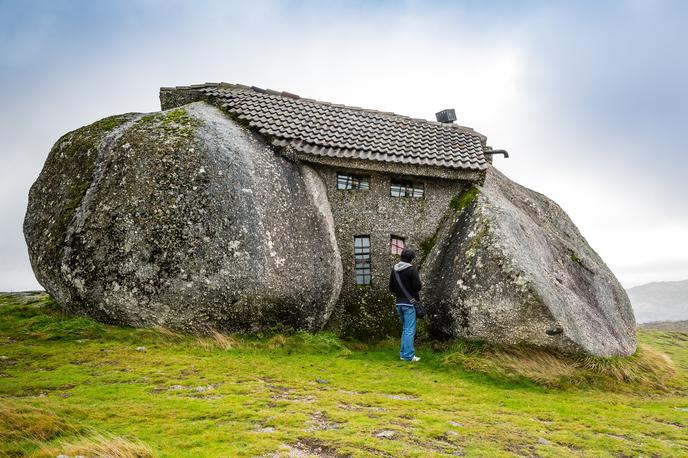 Casa do Penedo, Portugalska | Casa do Penedo je ujeta med štiri balvane. | Foto Shutterstock